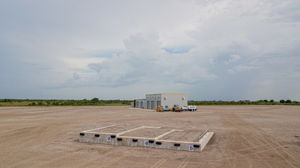 More Photos Of 7044 Interstate 10, Sealy Distribution For Sale