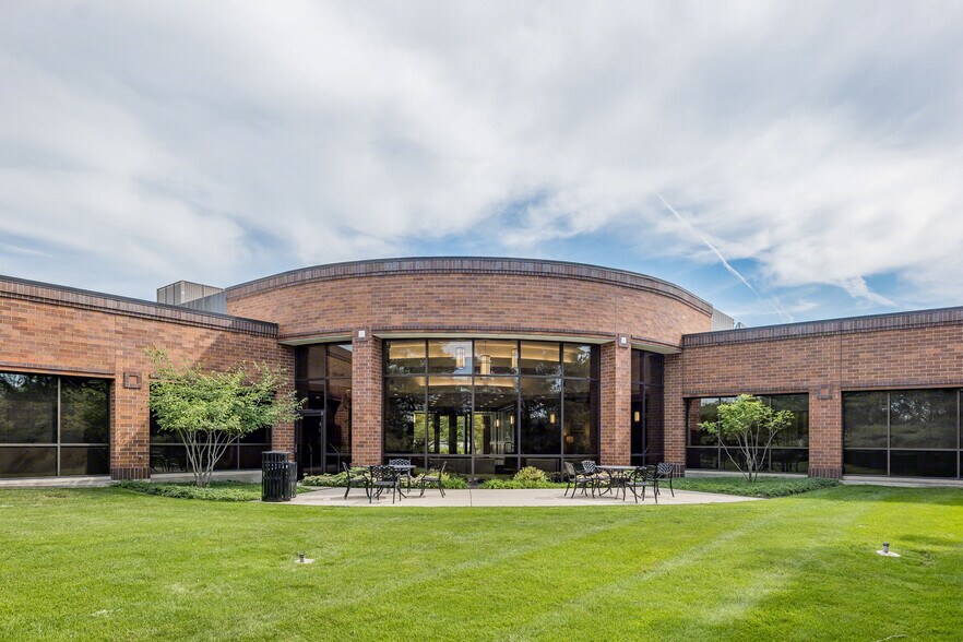 More Photos Of 175 N Patrick Blvd, Brookfield Office For Lease