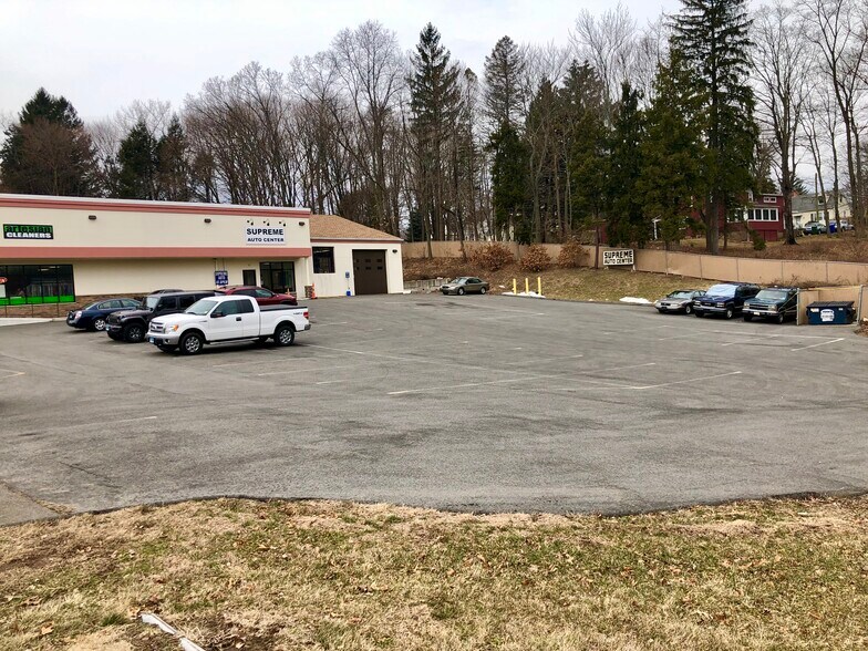 More Photos Of 48 Meriden Rd, Middlefield Storefront For Sale