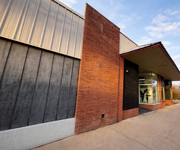 More Photos Of 102-104 Main St, Mccomb Storefront Retail Office For Sale