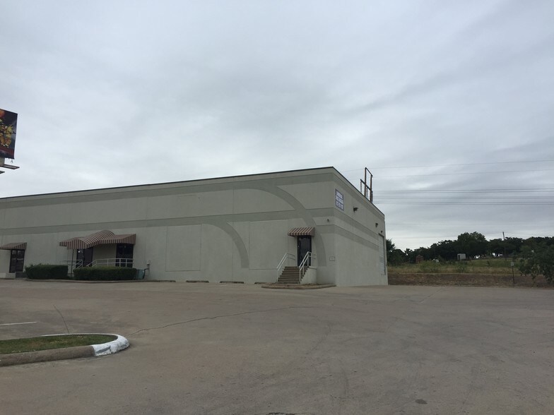 More Photos Of 7301 W Pioneer Pky, Arlington Light Manufacturing For Lease
