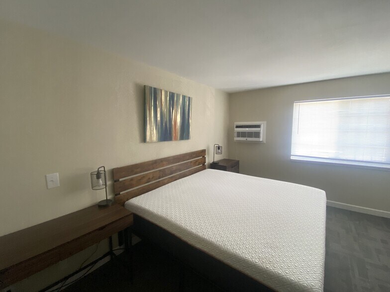 More Photos Of 1 Proactive Dr, New Florence Hotel For Sale