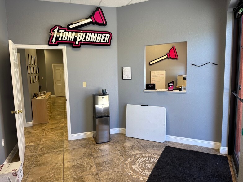 More Photos Of 6381 Corporate Park Cir, Fort Myers Research And Development For Lease