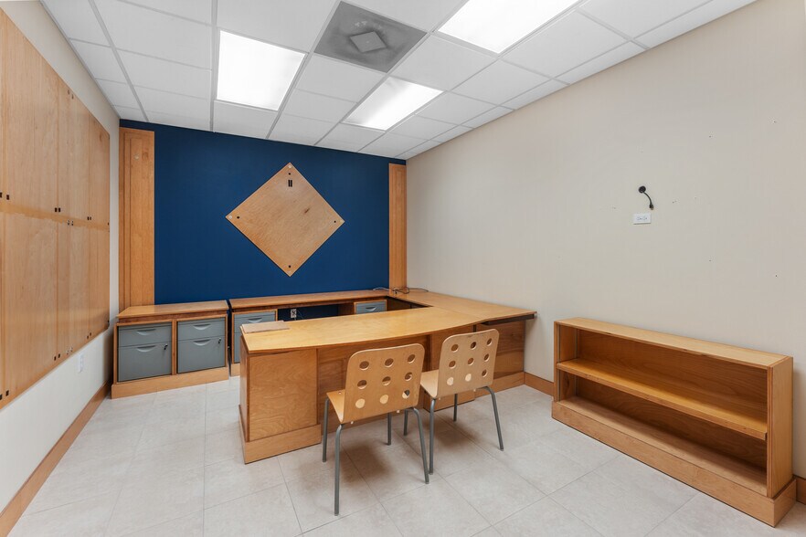 More Photos Of 4451 8th Ave S, Saint Petersburg Manufacturing For Lease