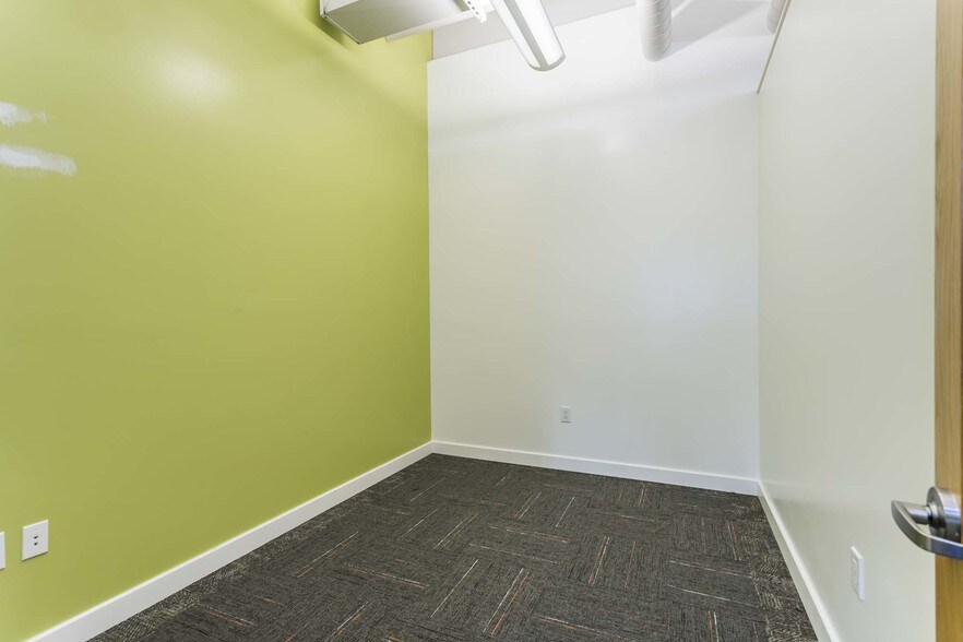 More Photos Of 900 Spring St, Jeffersonville Medical For Lease