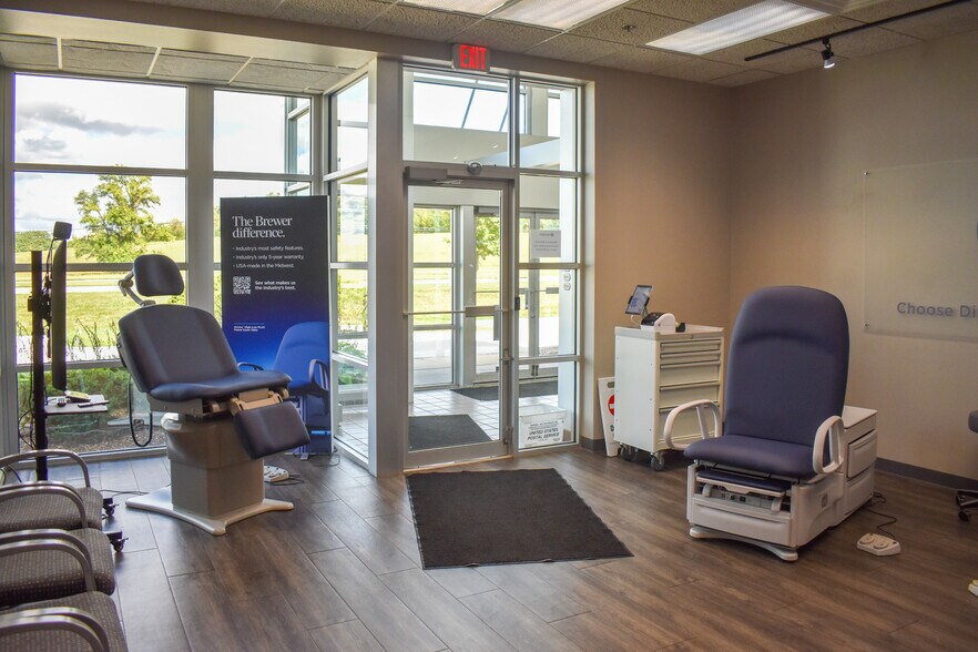 More Photos Of N88 W13901 Main St, Menomonee Falls Service For Lease