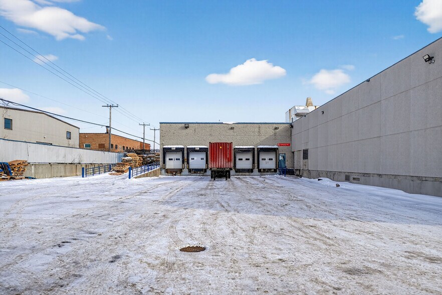 More Photos Of 330 Av Avro, Pointe-claire Warehouse For Lease