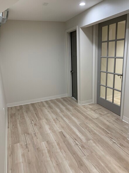 More Photos Of 1026-1028 E Riverside Blvd, Loves Park Office For Lease