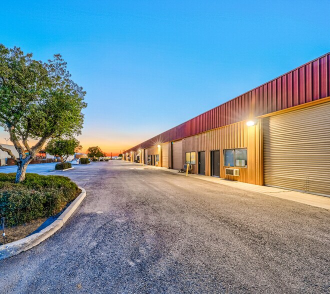 More Photos Of 3624 Buck Owens Blvd, Bakersfield Light Manufacturing For Lease