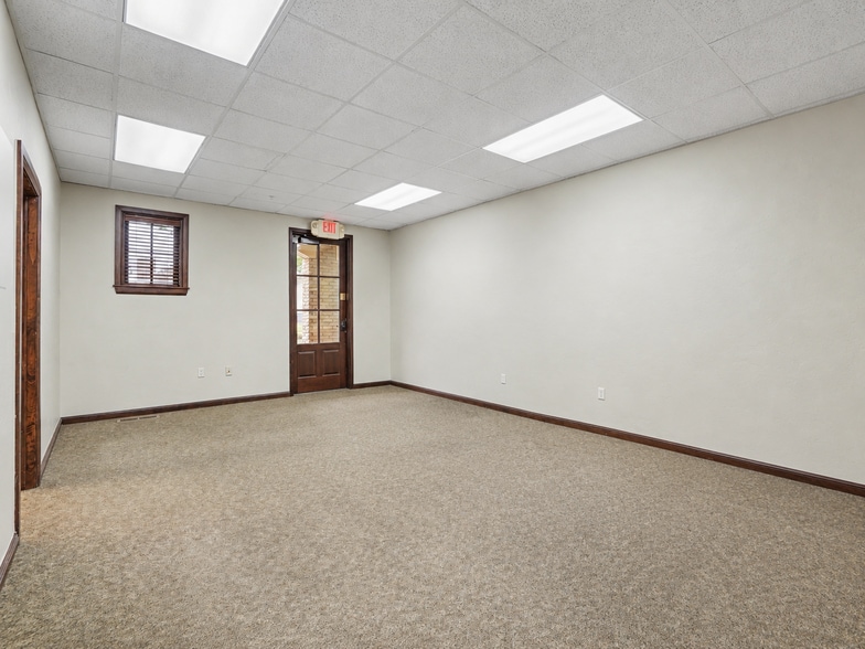 More Photos Of 16301-16305 N May Ave, Edmond Office For Lease