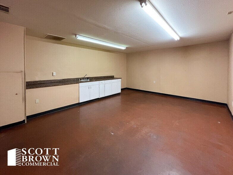 More Photos Of 10420 Plano Rd, Dallas Flex For Lease