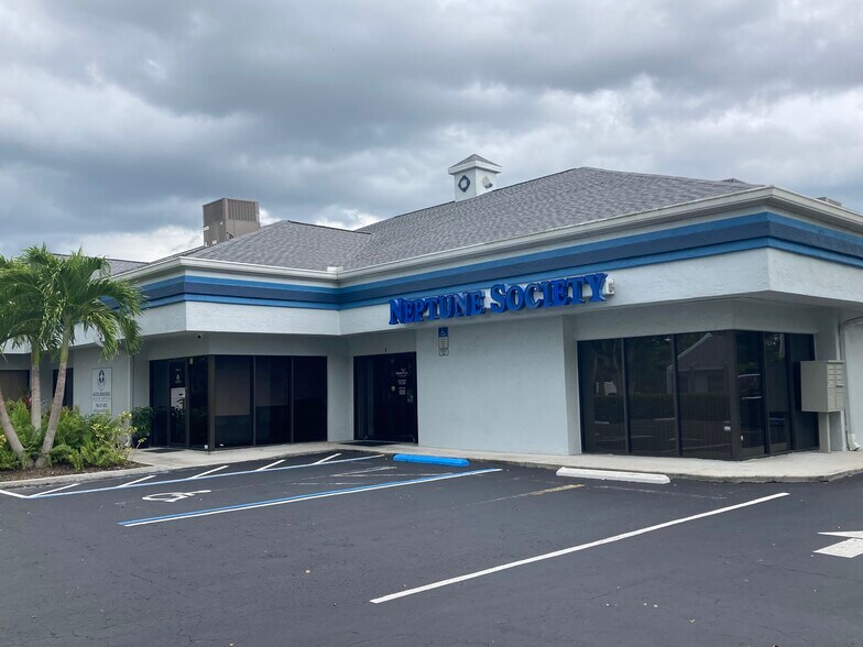 More Photos Of 6360 Presidential Ct, Fort Myers Office For Lease