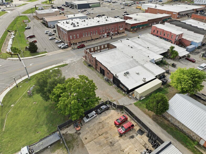 More Photos Of 409 Washington Ave, West Plains Flex For Sale
