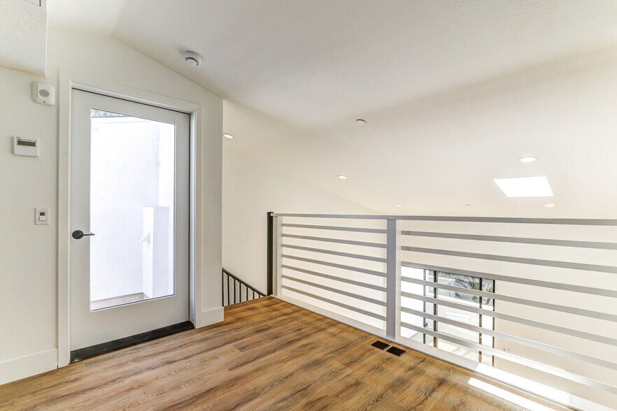 More Photos Of 7606 Girard Ave, La Jolla Apartments For Sale