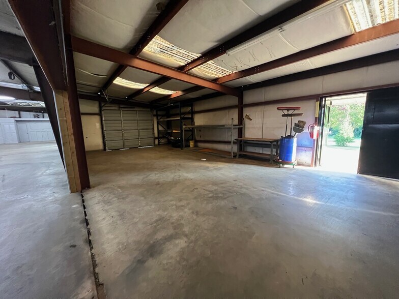 More Photos Of 585 Old Georgia Rd, Moore Warehouse For Lease