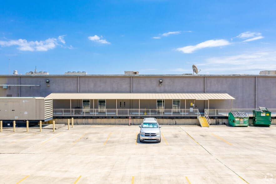 More Photos Of 11711 IH 35 N, San Antonio Office For Lease