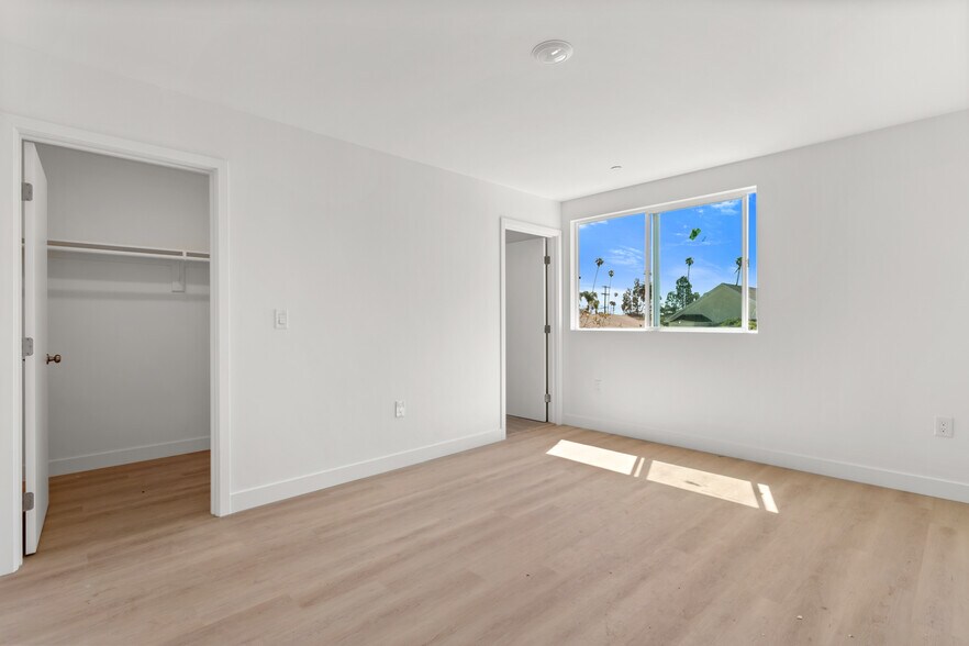 More Photos Of 707 W 80th St, Los Angeles Apartments For Sale
