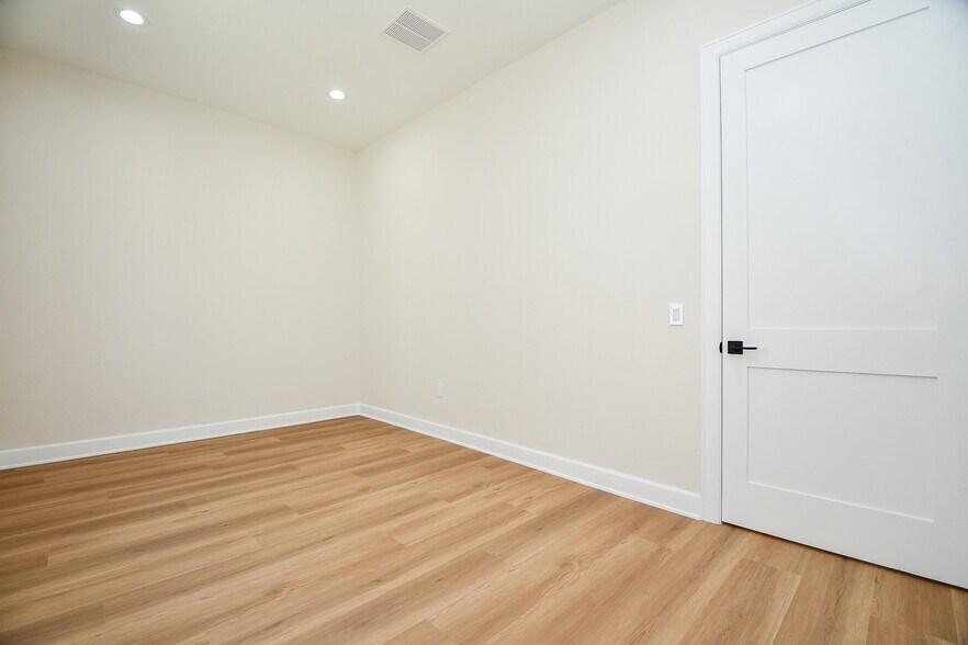 More Photos Of 1325 Main St, Katy Office For Sale