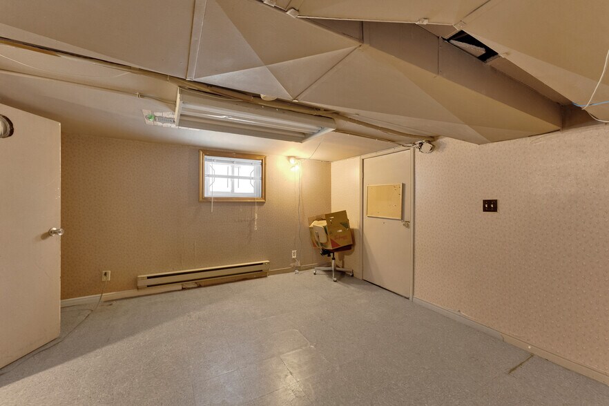 More Photos Of 1451 Ouellette Av, Windsor Office Residential For Sale