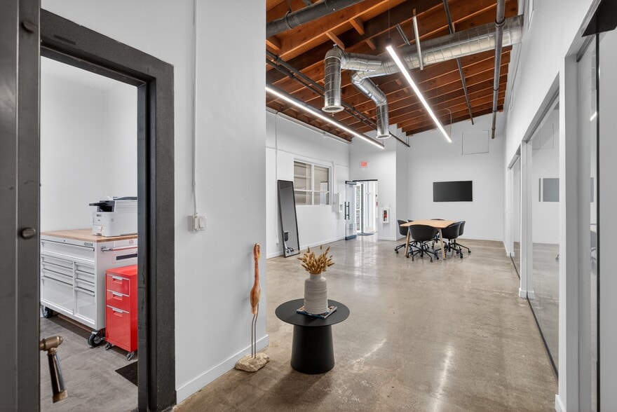 More Photos Of 1322-1326 Obispo Ave, Long Beach Warehouse For Lease