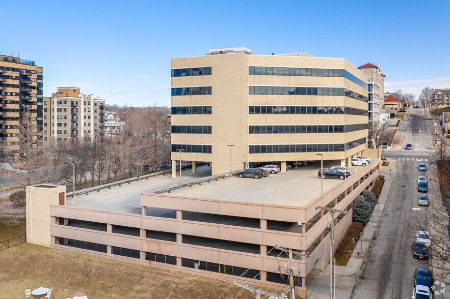 More Photos Of 801 W 47th St, Kansas City Office For Lease