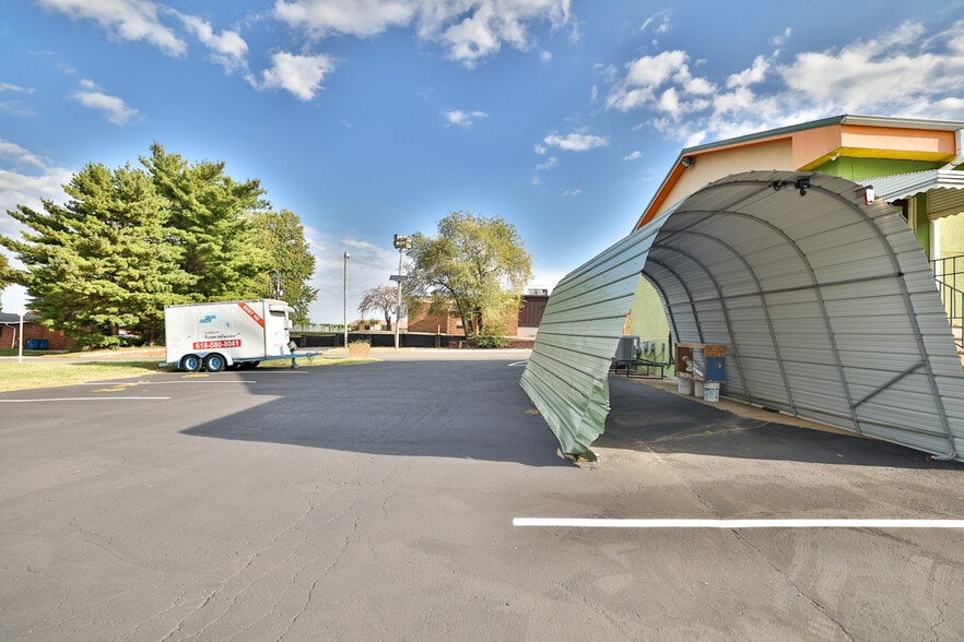 More Photos Of 107 N Bluff Rd, Collinsville Storefront For Sale