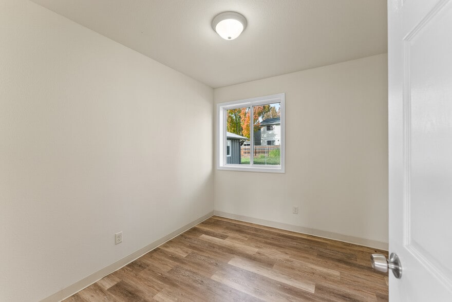 More Photos Of 132 NE Rifle Range St, Roseburg Apartments For Sale