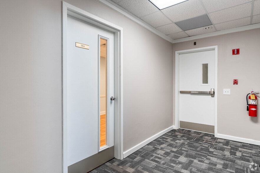 More Photos Of 167 Dwight Rd, Longmeadow Unknown For Lease