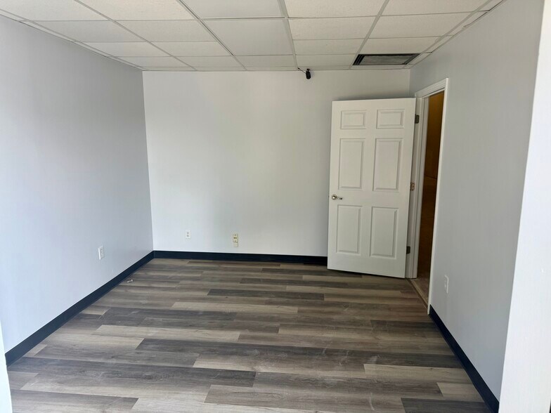 More Photos Of 925 Cripple Creek Dr, Lawrenceville Warehouse For Lease