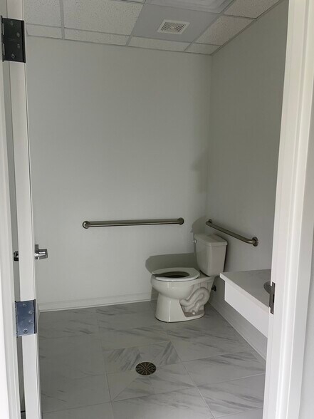 More Photos Of 13211 Coursey Blvd, Baton Rouge Storefront For Lease