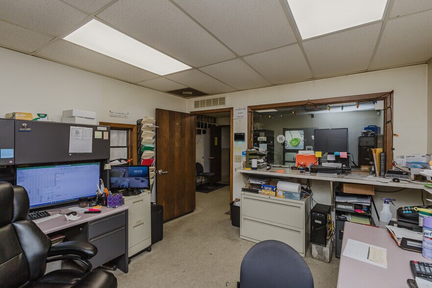 More Photos Of 2555 N Market St, Wichita Auto Repair For Sale