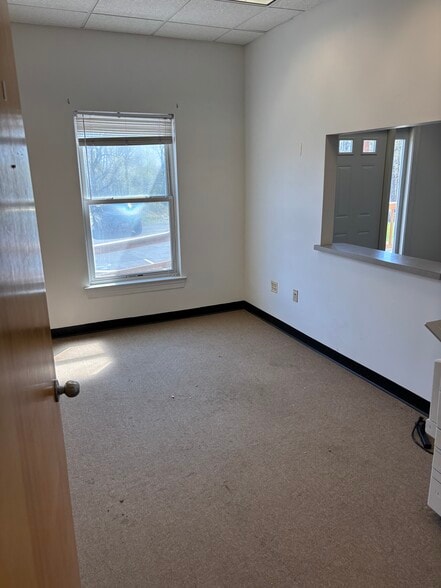 More Photos Of 95 N Leslie Rd, North East Office Residential For Lease