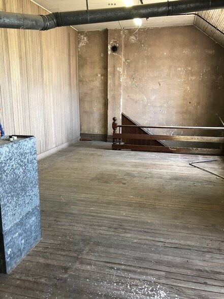 More Photos Of 419 Saint George St, Gonzales Storefront For Sale