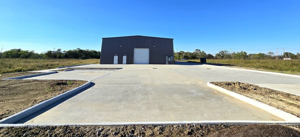 More Photos Of 320 E Olive St, League City Warehouse For Lease