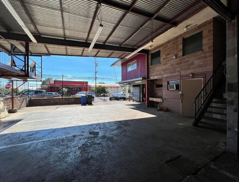 More Photos Of 1302 N School St, Honolulu Service For Lease
