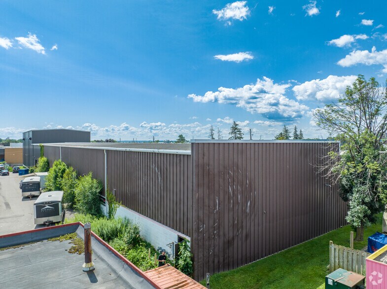 More Photos Of 955 Maple Ave, Burlington Warehouse For Sale