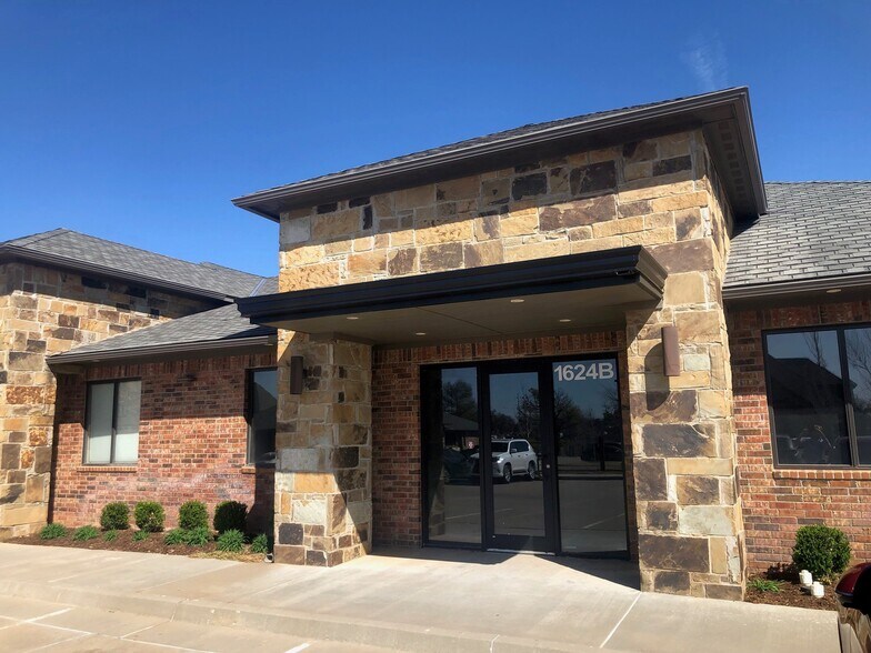 More Photos Of 1624 Midtown Plz, Midwest City Office For Lease