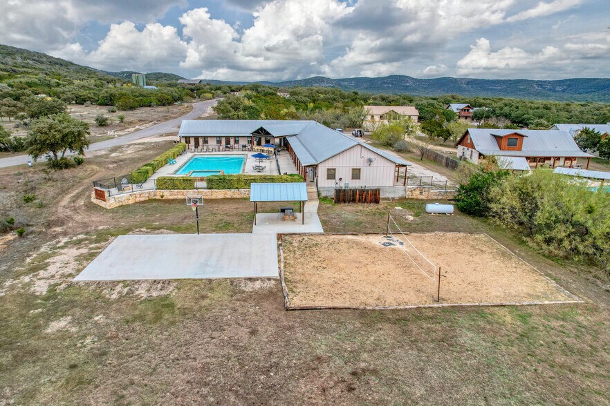 More Photos Of 16 Mountain Laurel Ln, Concan Hospitality For Sale