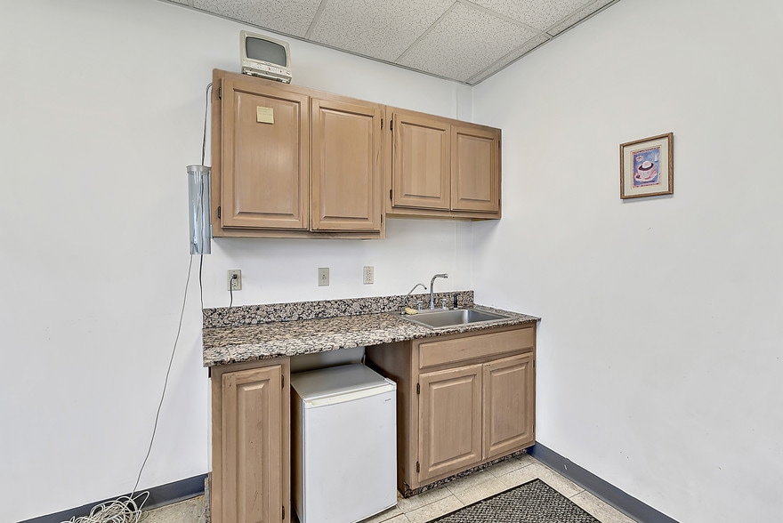More Photos Of 8390 Terminal Rd, Lorton Flex For Sale
