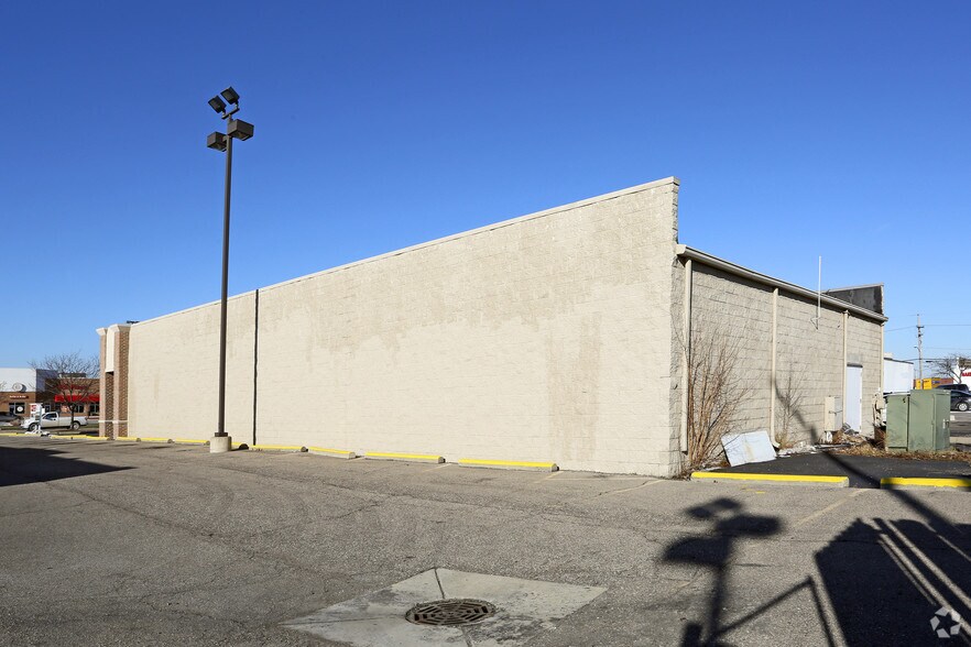 More Photos Of 32600 John R Rd, Madison Heights Freestanding For Lease