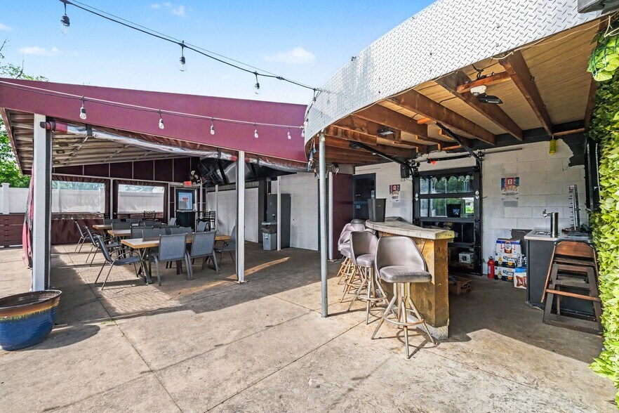 More Photos Of 5153 Fenton Rd, Flint Restaurant For Sale