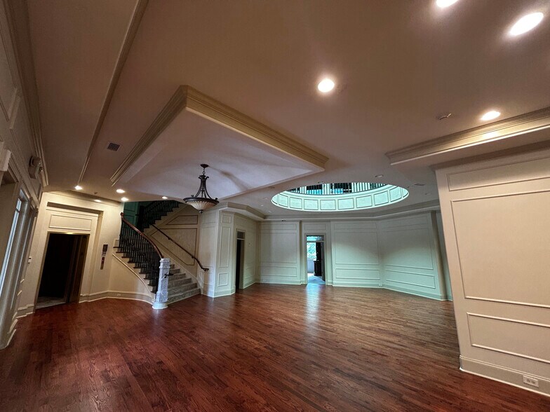 More Photos Of 630 Kennesaw Due West Rd, Kennesaw Office For Sale