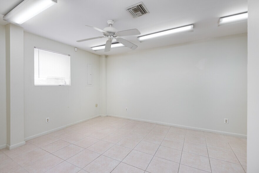 More Photos Of 420 NE 3rd Ave, Cape Coral Warehouse For Lease