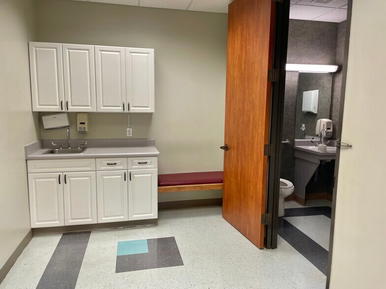 More Photos Of 613 Russell Blvd, Nacogdoches Healthcare For Lease