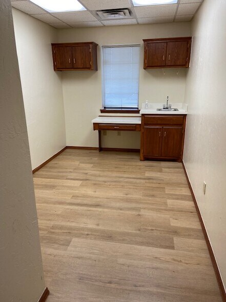 More Photos Of 910 S Bryant Ave, Edmond Medical For Sale