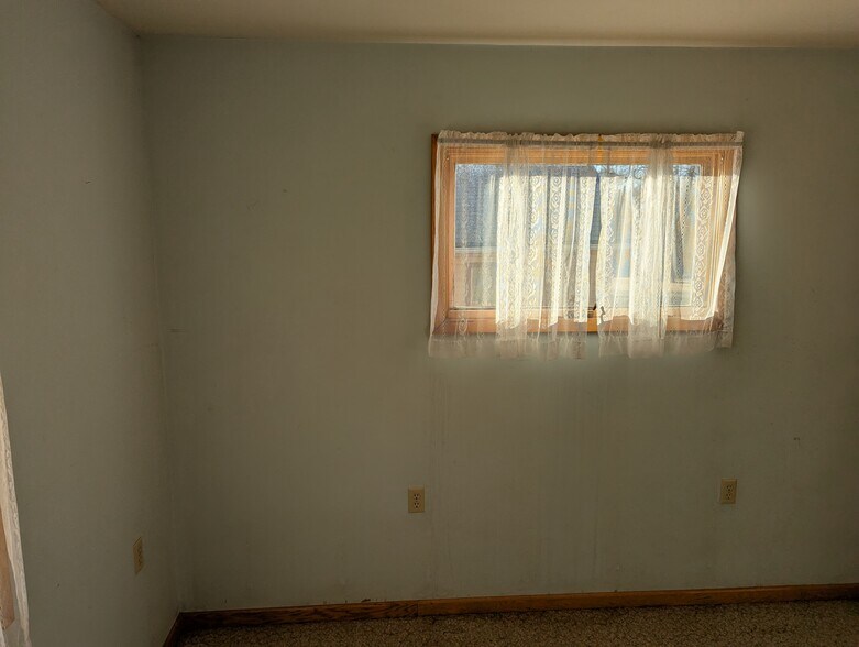 More Photos Of 340 Elm St E, Canova Sports And Entertainment For Sale