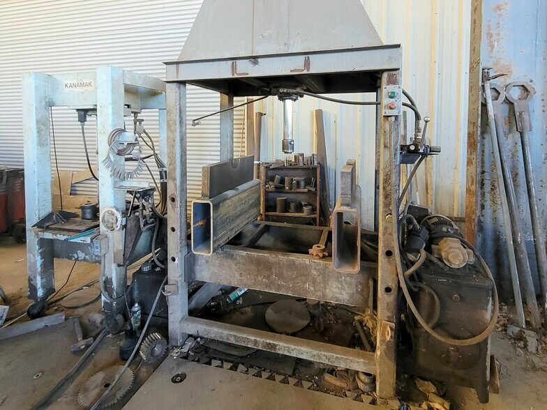 More Photos Of 1503 W Orrland Ave, Pixley Manufacturing For Sale