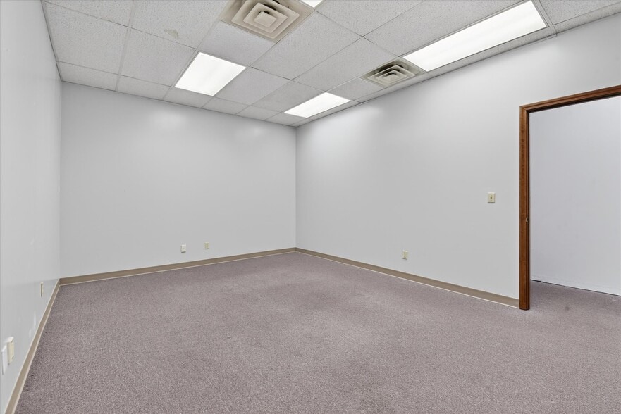 More Photos Of 1100 Croy Dr, Findlay Storefront Retail Office For Lease