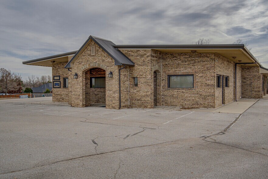 More Photos Of 2830 NW 32nd St, Newcastle Office For Sale