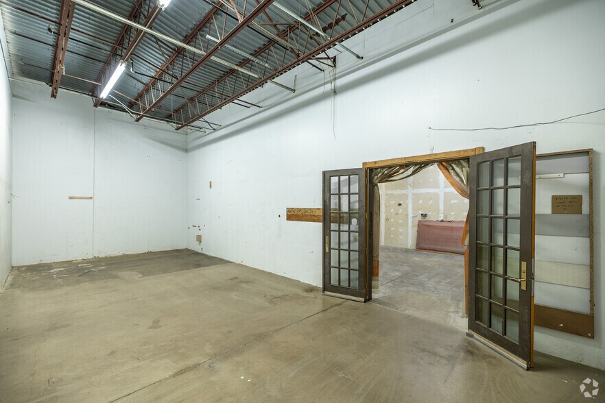 More Photos Of 1400 Summit Ave, Plano Showroom For Lease